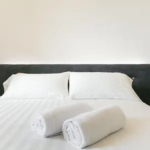 https://domus-cavour-roomssuites.it-lombardy.com